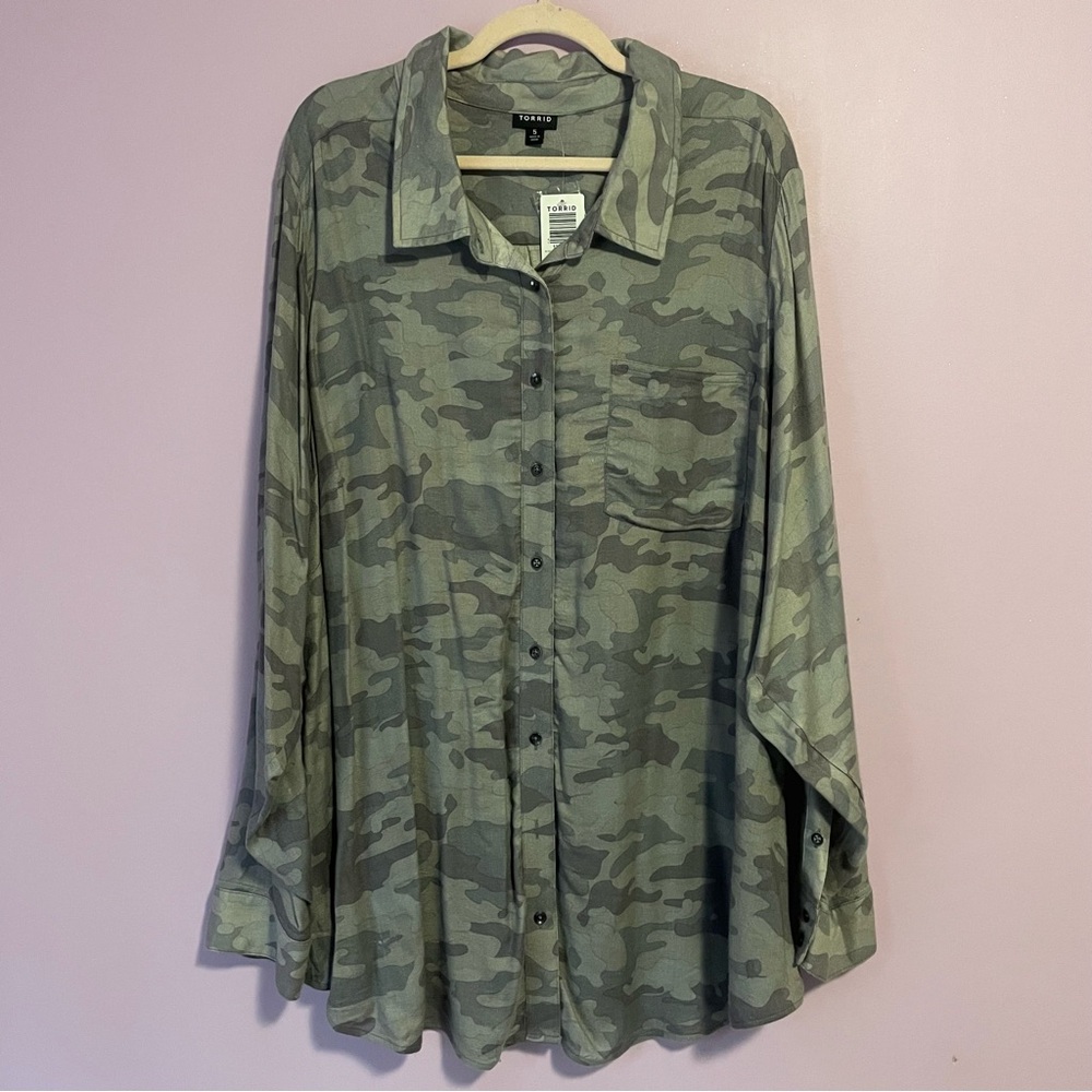 NEW Torrid 5X Gray Camo Button-Up Shirt